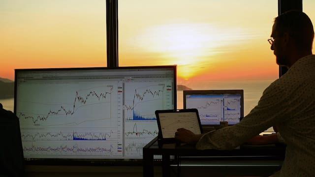 Short selling: qué es apostar a que una acción baja y cómo funciona el mecanismo