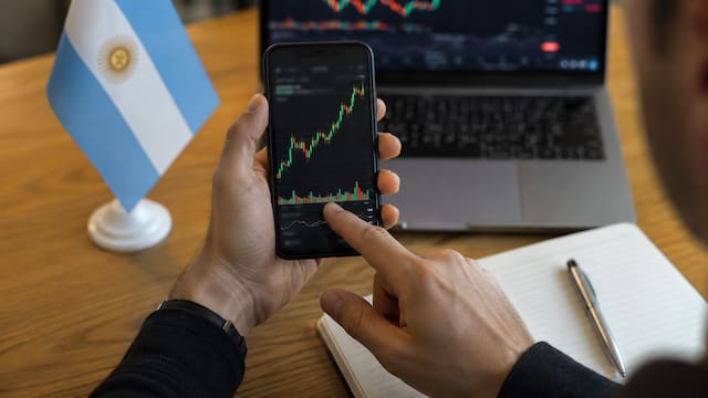 Más allá de los Cedears: cómo comprar acciones de más de 10.000 empresas desde Argentina