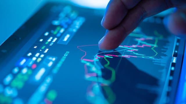 Cómo cubrirte del dólar en agosto: Cedears y activos clave para invertir
