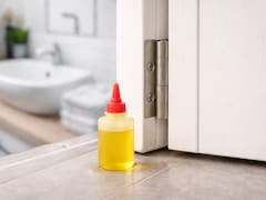 Rociar aceite en la puerta del baño: para qué sirve y cada cuánto hay que hacerlo