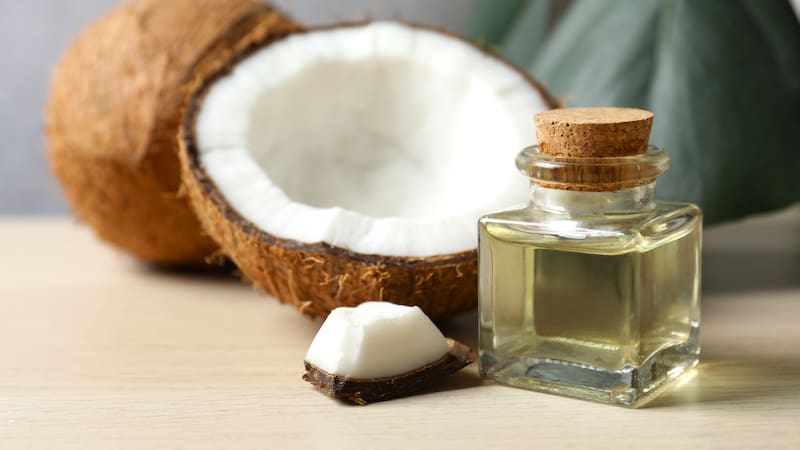 Colocar aceite de coco en las puntas del cabello: para qué sirve y por qué recomiendan hacerlo