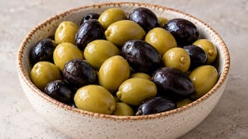 ¿Aceitunas verdes o negras? En qué se diferencian y cuál es más saludable