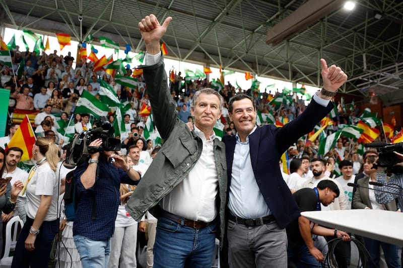 Los sondeos colocan al PP al borde de la mayoría absoluta, en una campaña que también funciona como termómetro político para la dirección nacional de Feijóo.