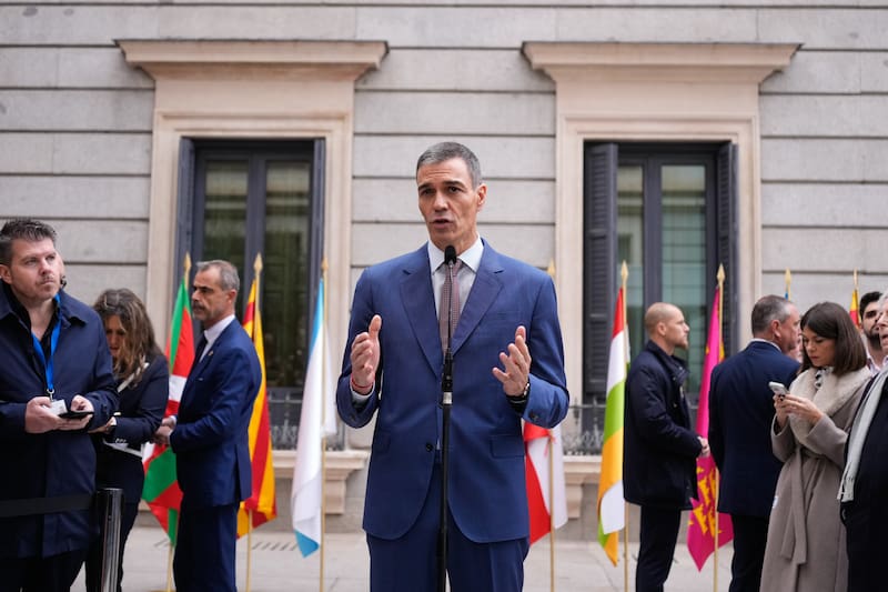 MADRID, 06/12/2025.- El presiente del Gobierno, Pedro Sánchez (c), hace una declaración a la prensa a su llegada al acto institucional por el Día de la Constitución, este sábado, en Madrid. EFE/Borja Sánchez-Trillo