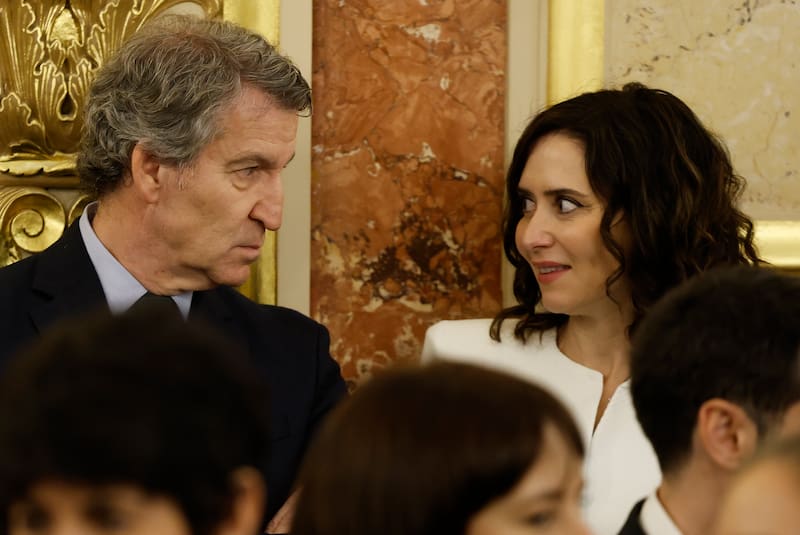 MADRID, 06/12/2025.- El presidente del PP; Alberto Núñez Feijóo conversa con la presidenta de la Comunidad de Madrid, Isabel Díaz Ayuso durante el acto institucional por el Día de la Constitución, este sábado, en el Congreso de los Diputados. EFE/Chema Moya