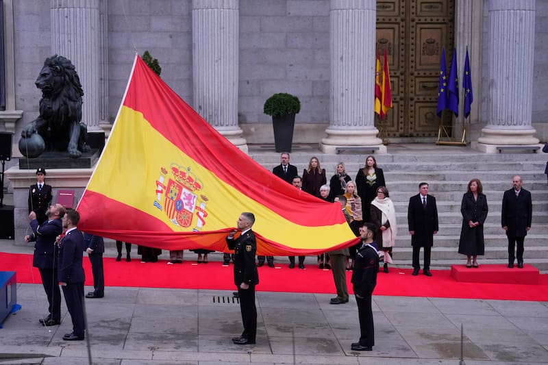 MADRID, 06/12/2025.- Acto institucional de izado de bandera con motivo del Día de la Constitución, este sábado a las puertas del Congreso de los Diputados. EFE/Borja Sánchez-Trillo