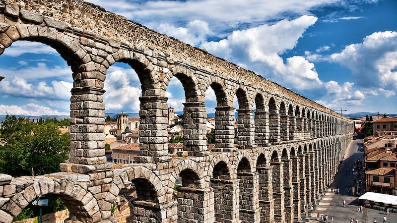 El Acueducto de Segovia es una de las mayores obras de ingeniería civil romana que se conservan en el mundo, declarado Patrimonio de la Humanidad por la UNESCO en 1985.