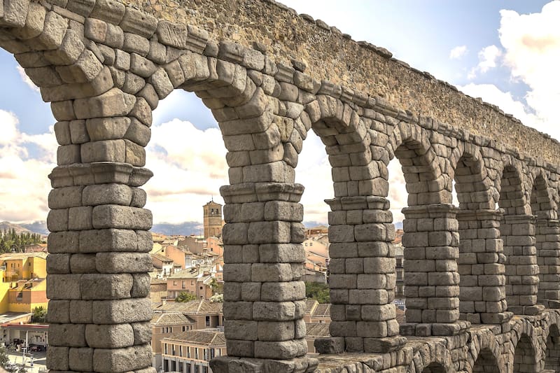 El acuerdo prevé la creación de una comisión de seguimiento, vigilancia y control, con sede en Segovia, que se reunirá al menos dos veces al año para definir actuaciones, evaluar resultados y proponer nuevas intervenciones en la joya romana de 2,000 años. (Fuente: Shutterstock)