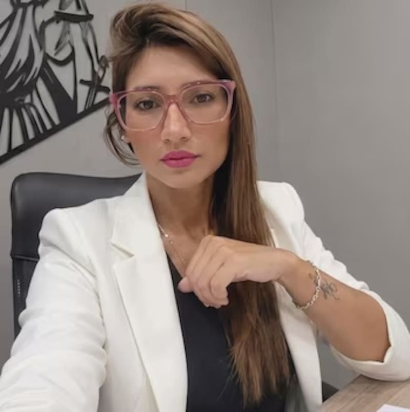 Renunció la abogada Adela González.