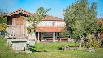 El mejor secreto de Galicia: una tranquila aldea que se conecta con la Ribeira Sacra y campos de viñedos