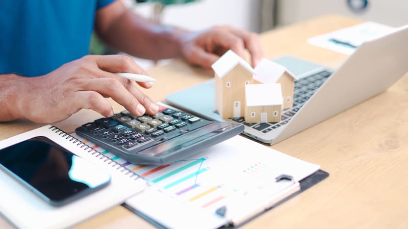 Además de la situación registral y las deudas, es importante comprobar que quien vende sea el titular registral y tenga capacidad para disponer del inmueble. (Foto: Shutterstock).