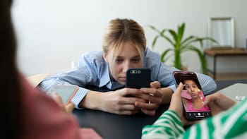 Meta y YouTube culpables de adicción a redes sociales: tribunal ordena pago millonario a joven que usó las plataformas desde los 6 años