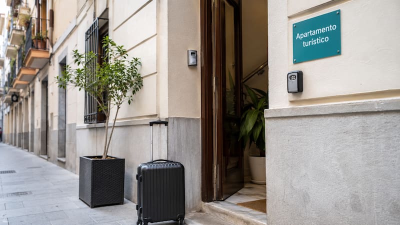Adiós a estos pisos turísticos | Madrid, Barcelona, Málaga y estas ciudades endurecen los requisitos para los propietarios (ChatGPT)