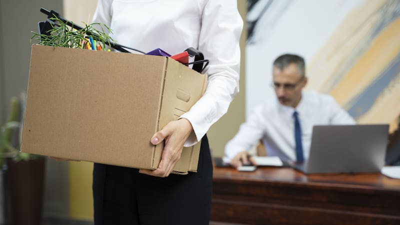 El Tribunal Supremo dictamina que perder el permiso de trabajo no permite despedir a un empleado extranjero sin indemnización. Fuente: Shutterstock