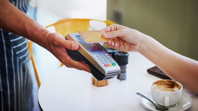 BCRA apura para antes de las elecciones el sistema de cupones de tarjetas que bajaría las tasas