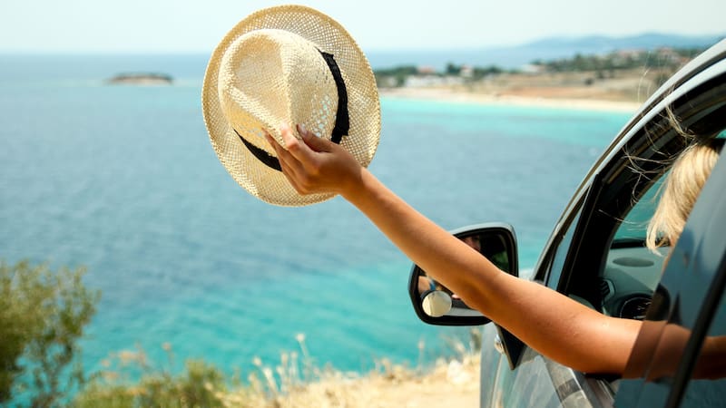 Adiós a las bikinis de colores: la nueva moda que llega desde Europa para el verano 2026