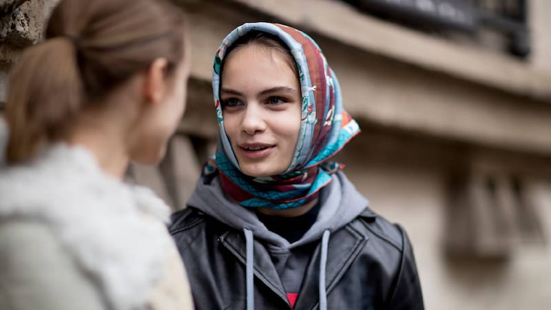 Adiós a las bufandas: la nueva tendencia que es furor en Europa y lo reemplaza para siempre