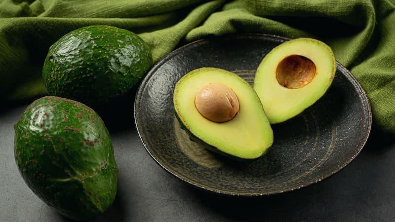 Consumir más de un cuarto de aguacate al día puede aumentar la ingesta calórica sin que nos demos cuenta.