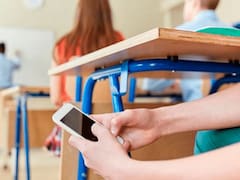 Ministro de Educación a favor de regular y no prohibir el uso de celulares en las aulas