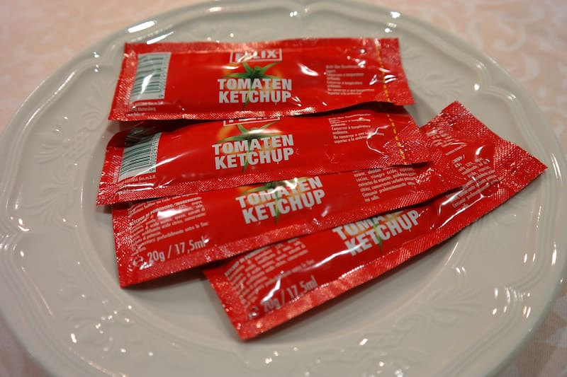 Fin de los sobres en bares y restaurantes: la UE avanza contra el plástico descartable. Fuente: archivo.