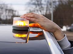 Adiós a los triángulos de emergencia | Todos los coches deberán llevar luces V-16 desde enero de 2026