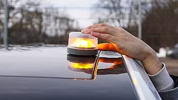 Adiós a los triángulos de emergencia | Todos los coches deberán llevar luces V-16 desde enero de 2026