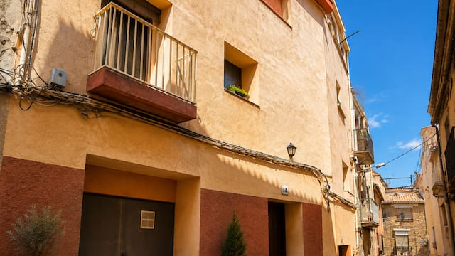 Adiós al alquiler: venden una casa de 219 metros, varias plantas y 4 habitaciones por menos de 50.000 euros