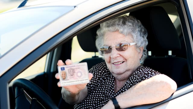 Se despide el carnet de conducir: la edad a la que la DGT retira permiso a los mayores de 65 años