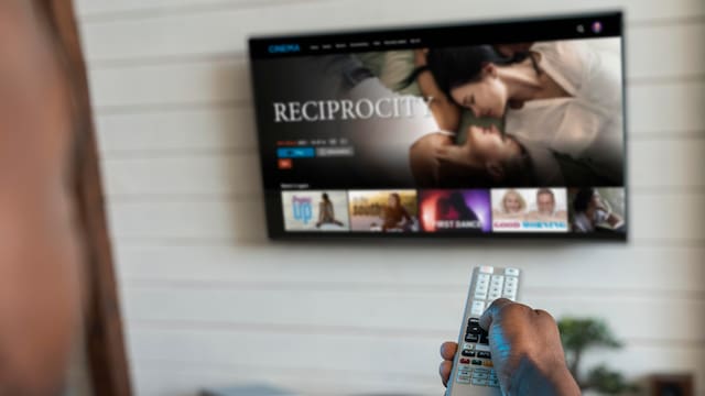 Adiós cables detrás de la TV: la guía para esconder la conexión sin hacer agujeros y tener una sala ordenada y moderna