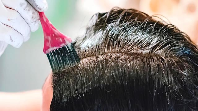 Adiós canas: cómo preparar y aplicar este tinte casero que deja tu cabello brillante y sin frizz