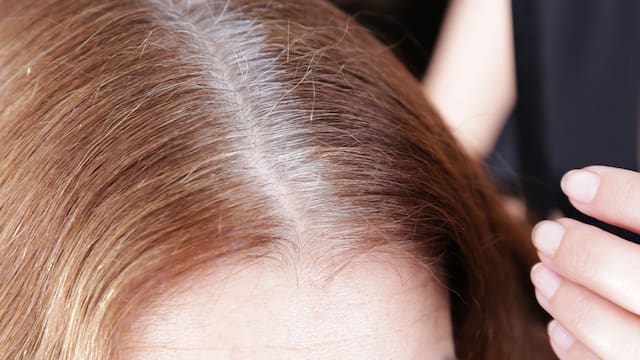 Adiós a las canas | Este tinte natural y sin químicos reconstruye el tono del cabello: otorga brillo y suavidad