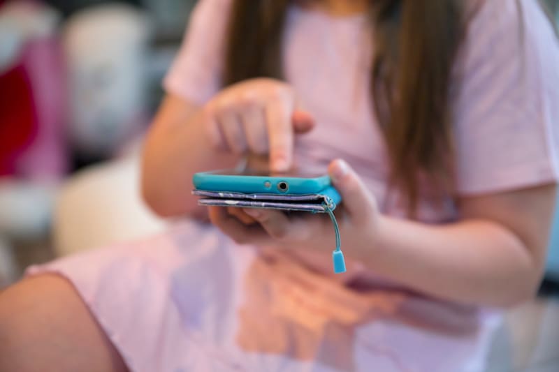 Adiós celulares en escuelas | Nueva ley limita desde ahora el uso de smartphones en primarias y secundarias