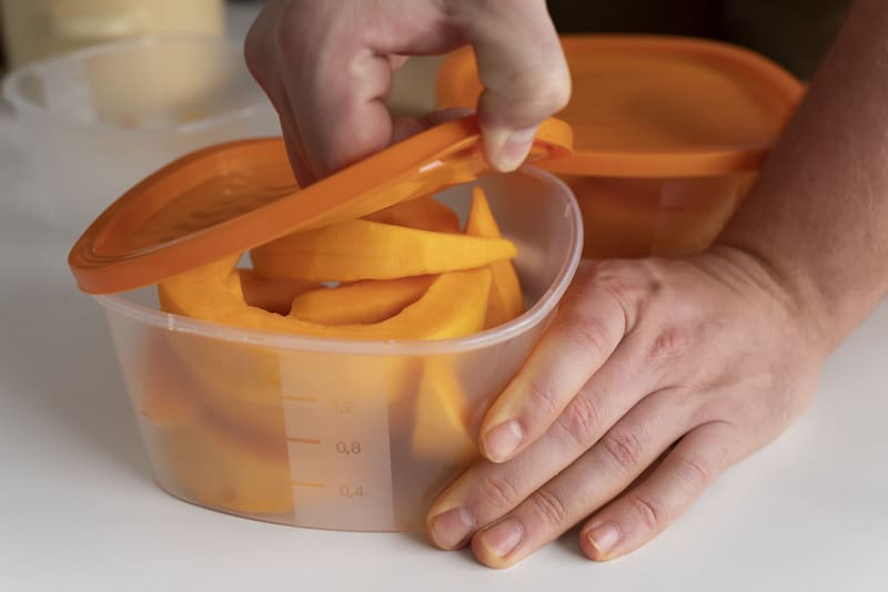 Ni lavandina ni detergente: cómo quitar el olor a comida de los recipientes de plástico.