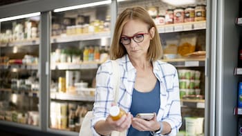 Ni todo alimento vencido es peligroso ni todo debe tirarse: el cambio que impulsan cada vez más especialistas