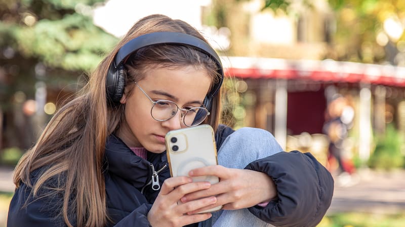 La decisión de no compartir historias ni estados en WhatsApp responde a muchos factores diversos.