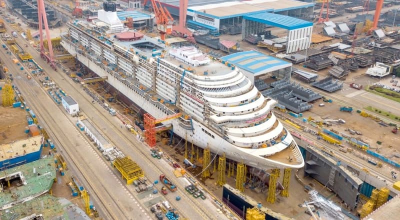 El Adora Flora City mide 341 metros de eslora, tiene 2,144 cabinas y capacidad para 5,232 pasajeros