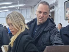 La Justicia le da un respiro a Adorni: piden archivar la causa por el avión presidencial