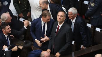 Silencio, respaldo y operaciones: la semana más tensa de Adorni