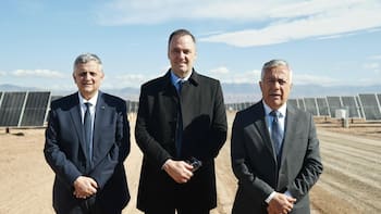 Adorni aterrizó en plena crisis política: la guerra silenciosa entre Cornejo y Petri por 2027