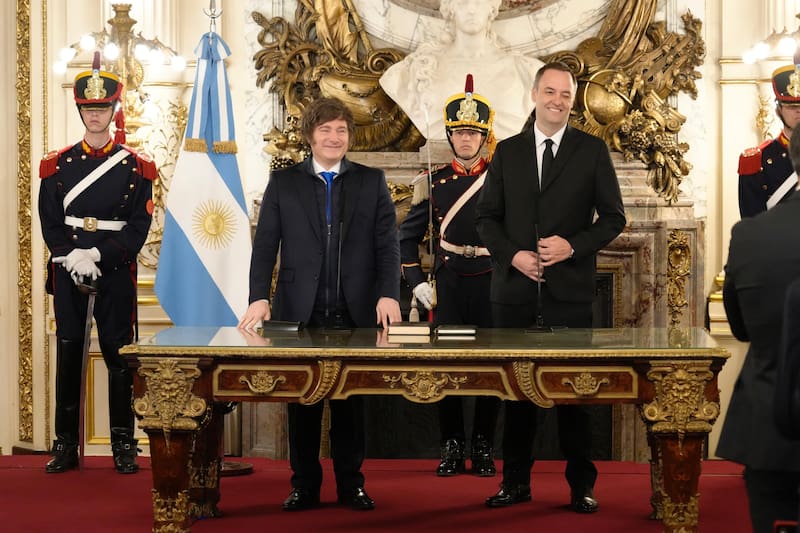 El presidente Javier Milei le tomó jura a Manuel Adorni como jefe de Gabinete este miércoles