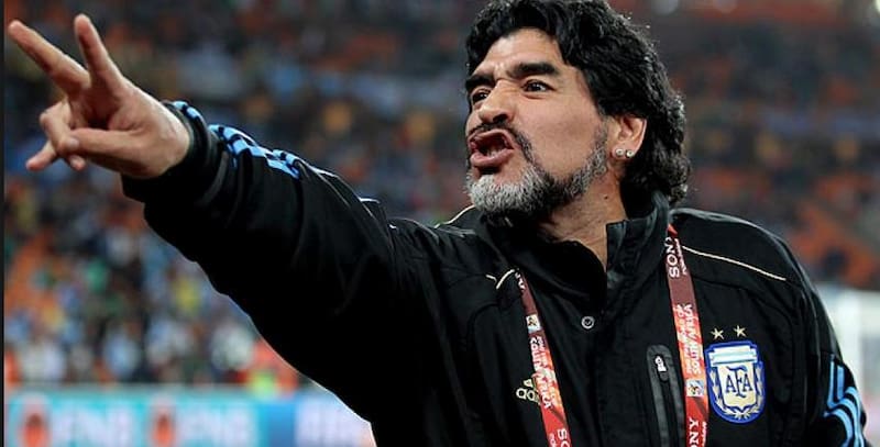 Maradona predijo que los partidos tendrían 3 cortes.