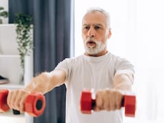 Álvaro Puche, entrenador: “A los 60, en vez de caminar 20 minutos, es mejor hacer ejercicios como sentadilla con silla o flexiones en la encimera de la cocina”