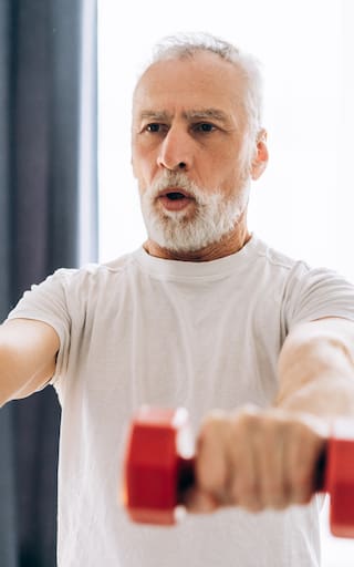 Álvaro Puche, entrenador: “A los 60, en vez de caminar 20 minutos, es mejor hacer ejercicios como sentadilla con silla o flexiones en la encimera de la cocina”
