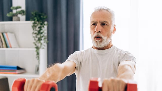 Álvaro Puche, entrenador: “A los 60, en vez de caminar 20 minutos, es mejor hacer ejercicios como sentadilla con silla o flexiones en la encimera de la cocina”