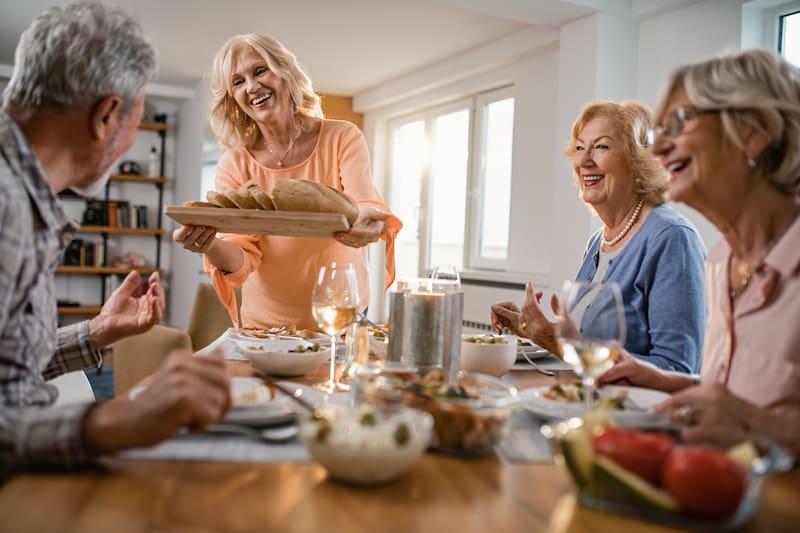 A diferencia de las residencias tradicionales, el modelo colaborativo permite a los mayores mantener su autonomía mientras comparten espacios comunes y decisiones diarias. (Foto ilustrativa)
