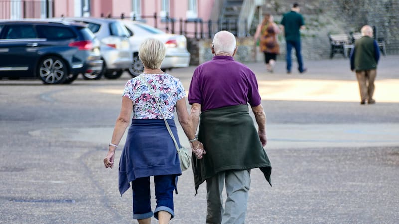 El ejercicio que la ciencia recomienda para fortalecer los músculos en adultos mayores.