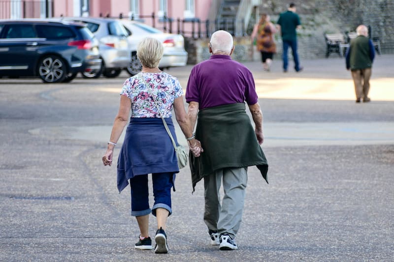 La actividad física después de los 70 años puede combinar caminatas con ejercicios destinados a fortalecer músculos y trabajar el equilibrio.
