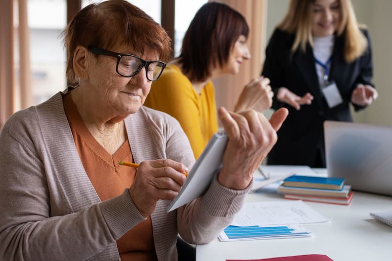 Adultos mayores deberán seguir trabajando