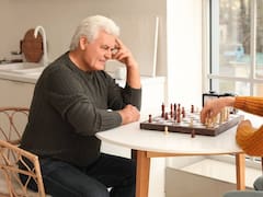 El milenario juego de mesa que ayuda a mantener el cerebro activo frente al deterioro cognitivo: recomendado en personas con alzhéimer