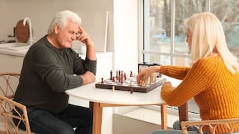 El milenario juego de mesa que ayuda a mantener el cerebro activo frente al deterioro cognitivo: recomendado en personas con alzhéimer